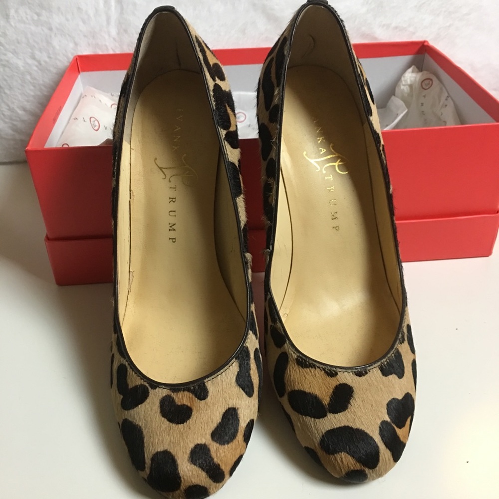IVANKA TRUMP leopard print round toe pumps
